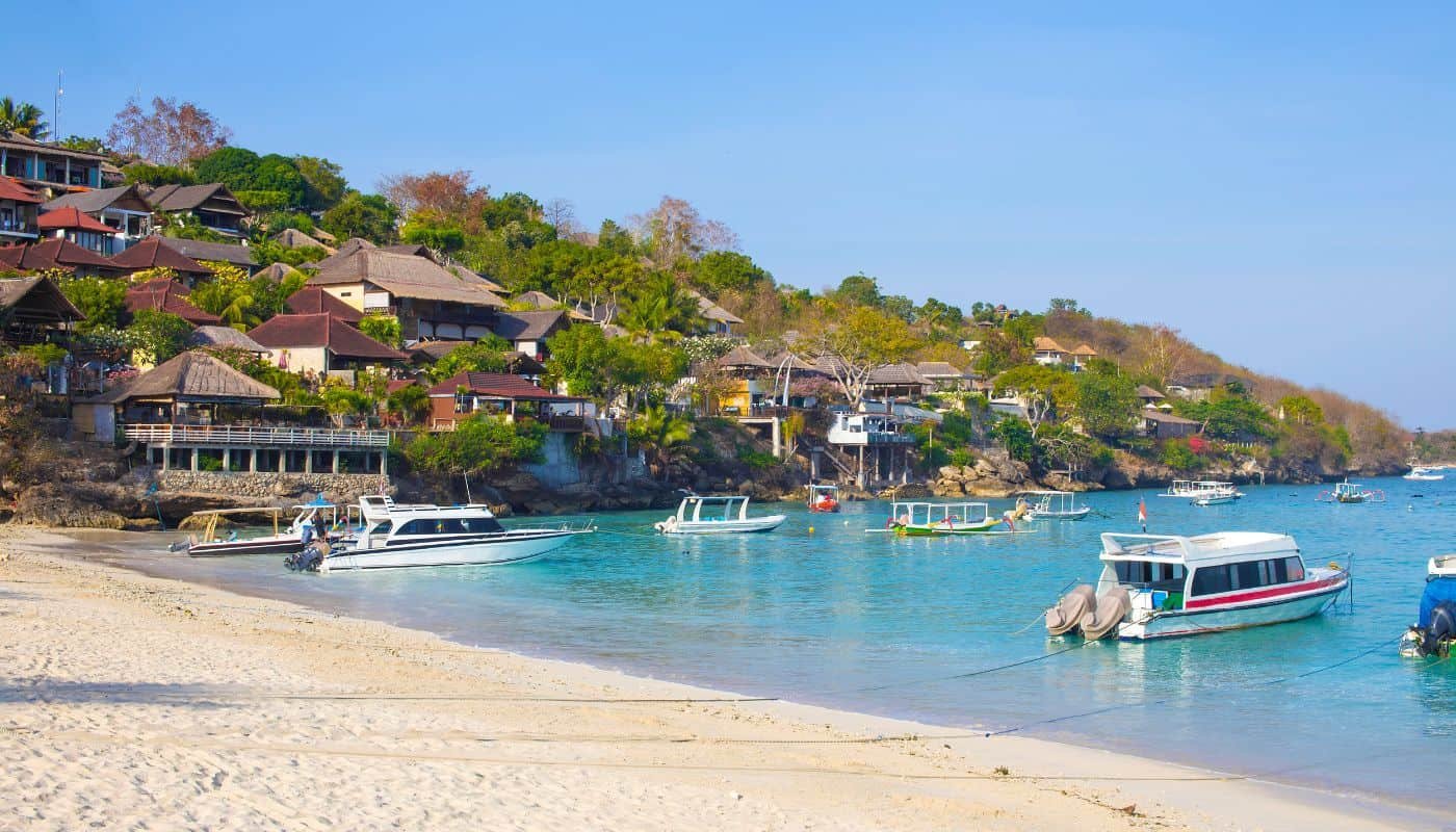 Coastline-of-Lembongan-island-shutterstock